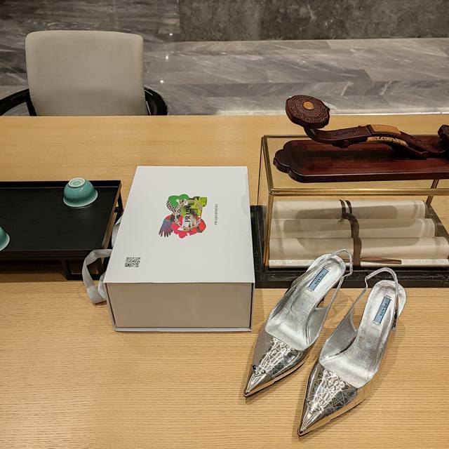 激光镜面系列 顶级包装配套最高版本 Prada 2024普拉达春夏新品， 顶级版本 实力来袭！Prada Glow限时店很闪亮的单品 尖头单鞋凉鞋。 8Cm高跟