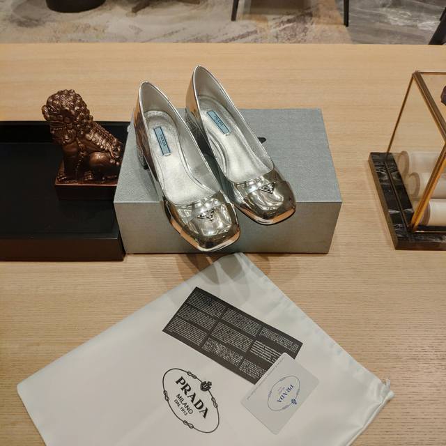 顶级包装配套最高版本 Prada 普拉达新品， 顶级版本 实力来袭！Prada Glow限时店很闪亮的单品 原版鞋头玛丽珍单鞋形状圆形铁头 系列： “Prada