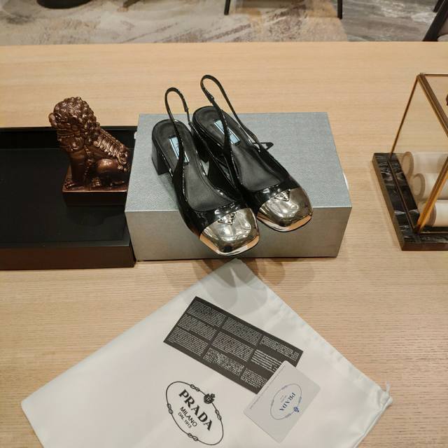 顶级包装配套最高版本 Prada 普拉达新品， 顶级版本 实力来袭！Prada Glow限时店很闪亮的单品 原版鞋头玛丽珍单鞋形状圆形铁头 系列： “Prada