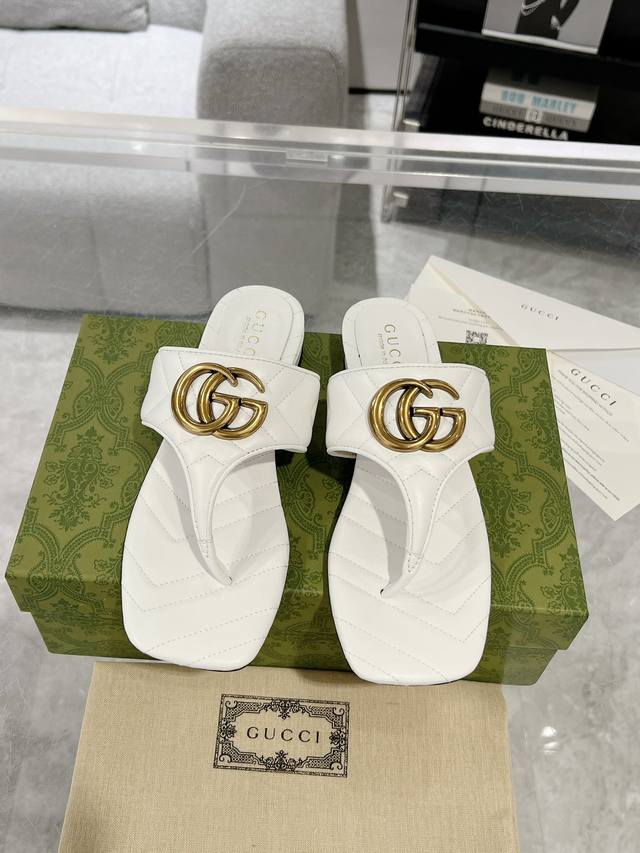 Gucci 双g夹趾凉鞋 Gg Marmont系列在每一季都于经典之中融入新意。这款平底凉鞋的内底和鞋面均以白色夹薄绒绗缝v型皮革打造，正面匠心缀饰经典双g图案