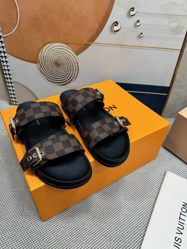 情侣款 Louis Vuitton 顶级版本最新走秀款平底凉鞋 香港原版购入一比一开模 本款sienna凉鞋为拉菲草刺绣lv字母和monogram花卉，与进口羊