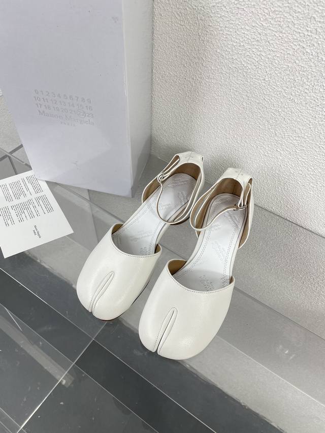 德比mm6 Maison Margiela 白色 植柔皮分趾中空凉鞋 超高性价比 带你玩转时尚 时尚个性分趾德比mm6 Maison Margiela 复古且简