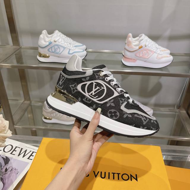 新款louis Vuitton路易威登，官网同步上线 Lv运动鞋 休闲鞋，这款 Neo Run Away 运动鞋以双色牛皮革升级品牌经典 Run Away 运动