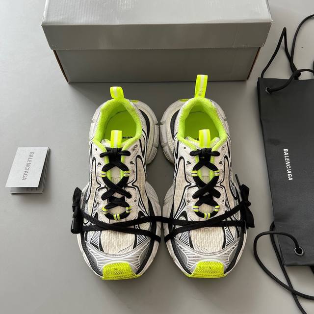 纯原版本balenciaga Phantom Sneaker 巴黎世家全新做旧十代黄色潮流跑鞋 在延续 Track Trainer 户外轮廓和复杂鞋面结构的同时