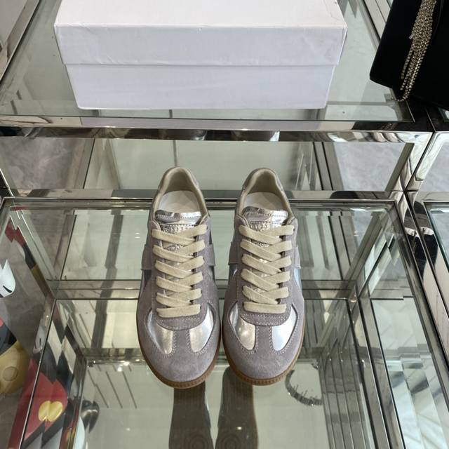 Maison Margiela Mm6 新色马吉拉情侣款经典德训鞋 马吉拉最最舒服的德训鞋子了！复古感满满！随便穿搭就可以很高级！鞋子很轻便！穿起来上脚超级舒服