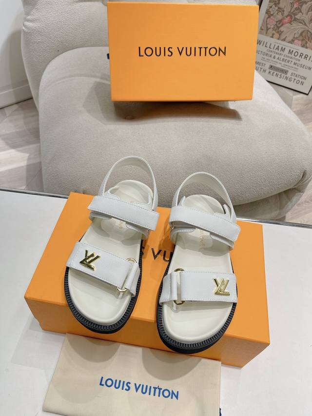 薄底 厚底 Louis Vuitton 路易威登女士2023新款凉鞋 Lv Sunset Comfort平底凉鞋以精致拉菲草鞋面道出手工艺格调，搭配韧性鞋垫和轻