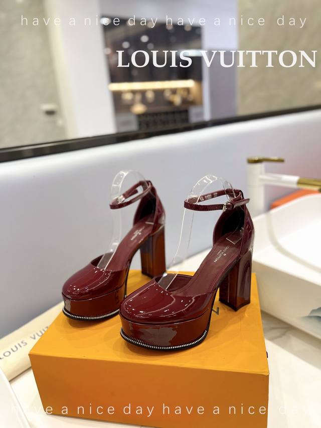 Louis *Uitton 2022 Lv欧美风时尚凉鞋 ++= 最新款路易威登传统硬箱的精巧标准品牌扣你前带简约大方。春夏新品 专柜主打最新款高跟系列 硬货上