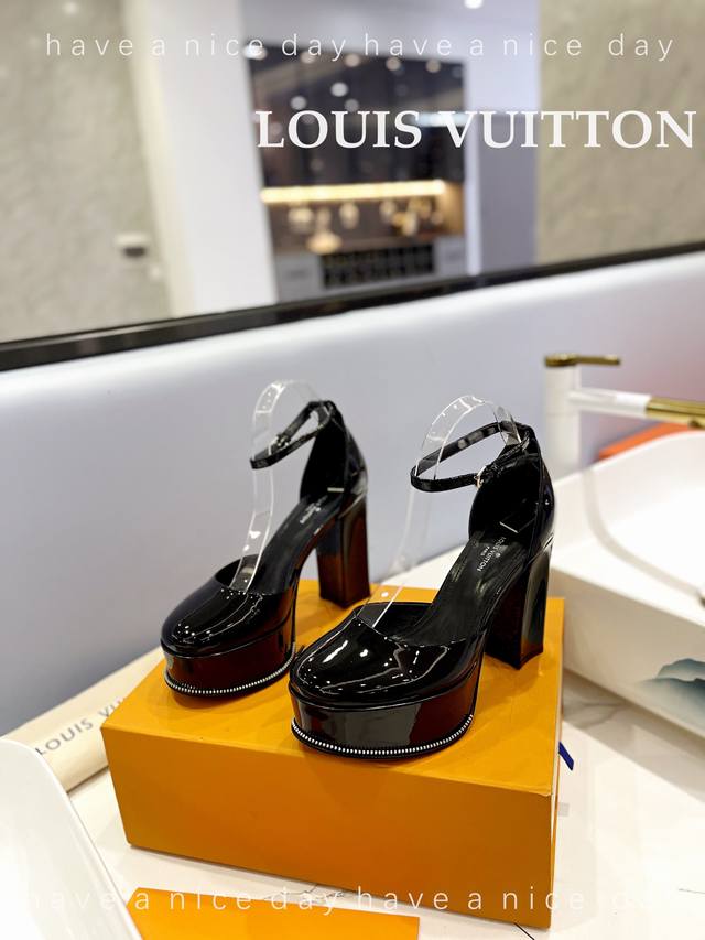 Louis *Uitton 2022 Lv欧美风时尚凉鞋 ++= 最新款路易威登传统硬箱的精巧标准品牌扣你前带简约大方。春夏新品 专柜主打最新款高跟系列 硬货上