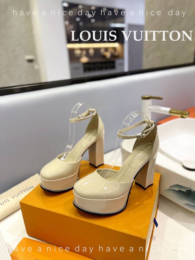 Louis *Uitton 2022 Lv欧美风时尚凉鞋 ++= 最新款路易威登传统硬箱的精巧标准品牌扣你前带简约大方。春夏新品 专柜主打最新款高跟系列 硬货上