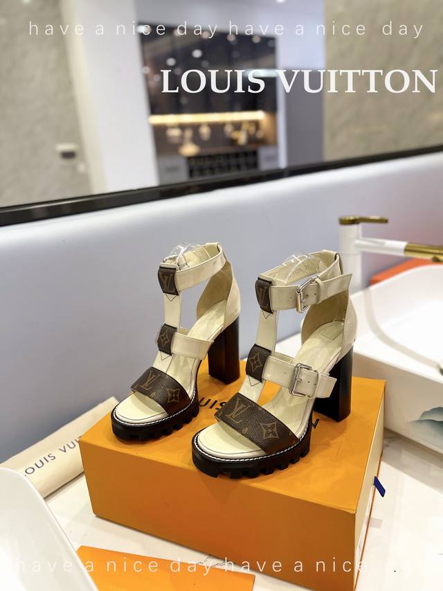 Louis *Uitton 2022 Lv欧美风时尚凉鞋 ++= 最新款路易威登传统硬箱的精巧标准品牌扣你前带简约大方。早春新品 专柜主打最新款高跟系列 硬货上