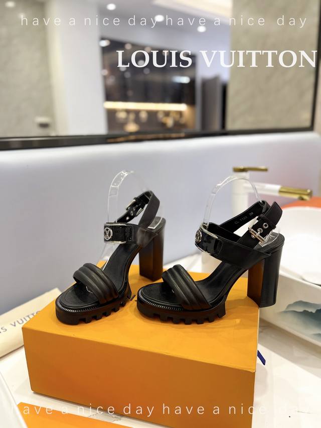 新品发布会 Louis Vuittonlv欧美风时尚凉鞋++=最新款路易威登传统硬箱的精巧标准品牌扣你前带简约大方。早春新品 专柜主打最新款高跟系列 硬货上新