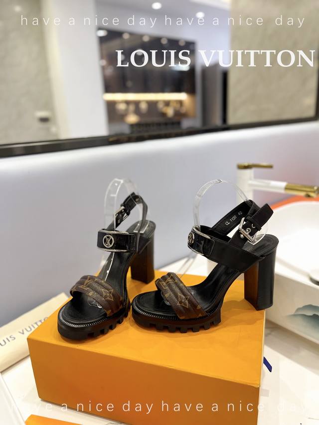 新品发布会 Louis Vuittonlv欧美风时尚凉鞋++=最新款路易威登传统硬箱的精巧标准品牌扣你前带简约大方。早春新品 专柜主打最新款高跟系列 硬货上新