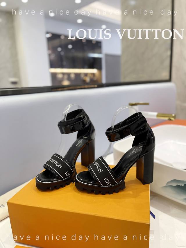 Louis *Uitton Lv欧美风时尚凉鞋 ++= 最新款路易威登传统硬箱的精巧标准品牌扣你前带简约大方。早春新品 专柜主打最新款高跟系列 硬货上新 代购级