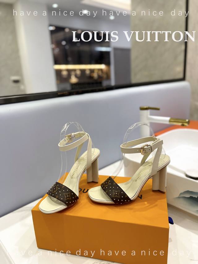 新款发布会 2023 最新元素凉鞋 春夏款 驴牌 Louis*Uiton 巴黎代购款 质量超级美爆。拼色设计 Zp 原版复刻 梅花跟跟高：8Cm 拼色超级完美