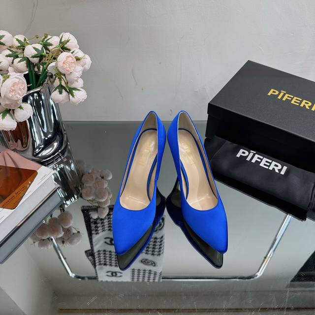 Pīferi 鞋履品牌2023 新款尖头烫钻高跟单鞋 Pīferi作为这两年最受欢迎的鬼才设计师品牌，设计简单、奢华的质感让你爱不释手 不想满大街撞款的可以看看