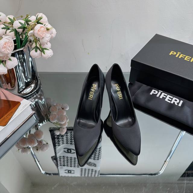 Pīferi 鞋履品牌2023 新款尖头烫钻高跟单鞋 Pīferi作为这两年最受欢迎的鬼才设计师品牌，设计简单、奢华的质感让你爱不释手 不想满大街撞款的可以看看