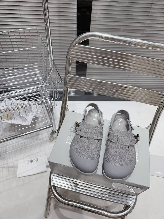 情侣款 顶级版本 迪奥savoir-Faire.Tokio穆勒鞋 这款联名鞋将迪奥的经典灰运用在勃肯鞋上迪奥与birkenstock的首次合作，Dior推出了体