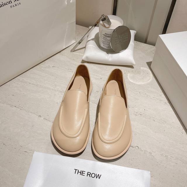 The Row 经典款芭蕾舞鞋 肯豆同款，简约到极致，但品味和调性拉满 原版材质和工艺，大厂出品 码数：35-39 40定做 配原版包装
