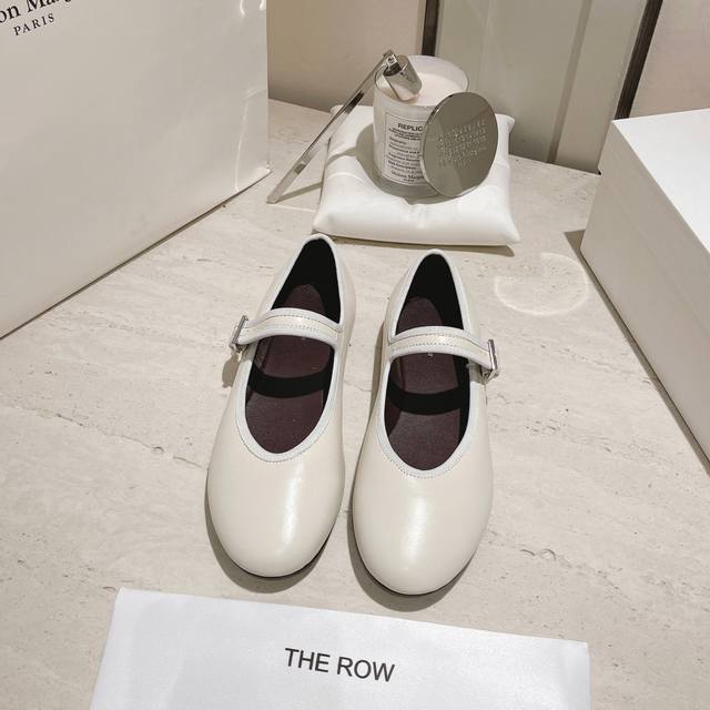 The Row Ss24 New Arrival～ The Row 24款玛丽珍鞋新品，极致简约但调性十足！ 小羊皮材质，软糯舒适！真皮注塑大底！ 码数：35-