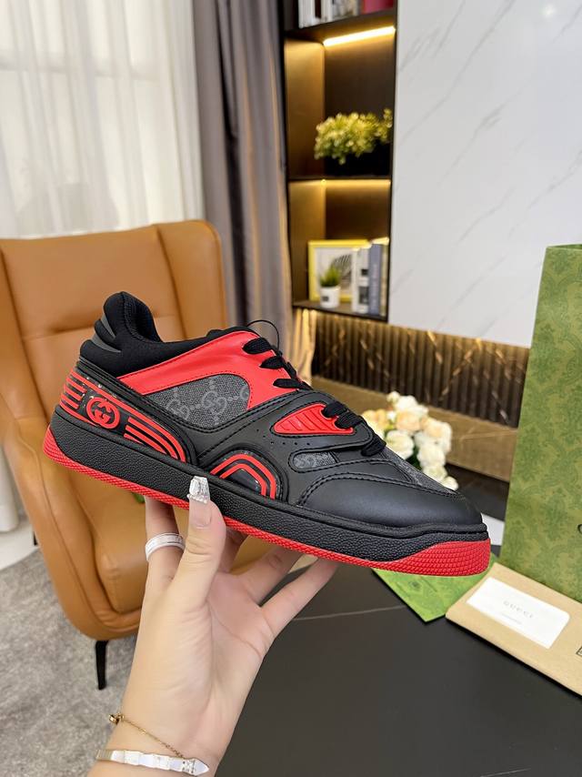 工厂 男款+10Gucci焕新款推出 G家情侣款Basket球鞋系列，运动造型灵感源自90年代篮球鞋。这款低帮球鞋融入标志性元素和细节，彰显球场上尽情展现自我