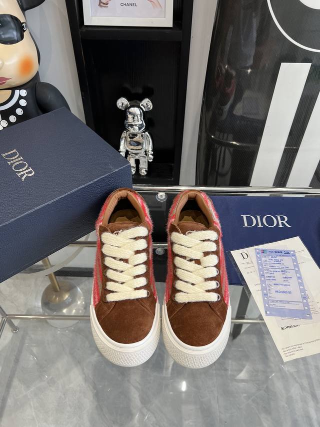 秋冬新款 Dior迪奥 B33运动鞋 重新诠释经典网球鞋，时尚的廓形突显厚实感。太古汇原版购入 11开发 所有细节跟原版一致 原版开模大底 码数 35-46 女