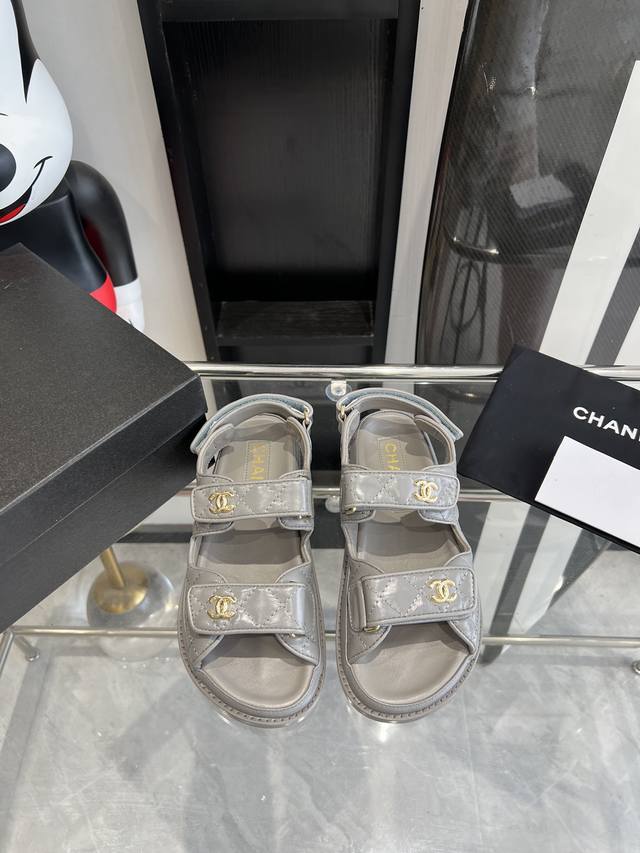 Chanel春夏新款魔术贴凉鞋意大利真皮大底，永不过时的经典款百搭王，码数35-40