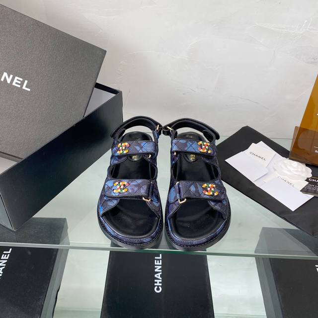 Chanel春夏新款凉鞋真皮大底，永不过时的经典款百搭王，码数35-42 42码不退换 。