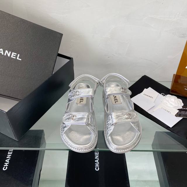 Chanel春夏新款凉鞋真皮大底，永不过时的经典款百搭王，码数35-42 42码不退换 。
