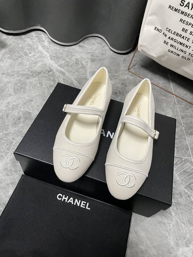 代购级 Chanel新款一字扣玛丽珍平底鞋温暖暖色系列火爆上新，这一季香家小爆款！真的一眼爱了，经典大logo完美搭配！怎么穿都好看,越看越喜欢 1鞋面：原版布