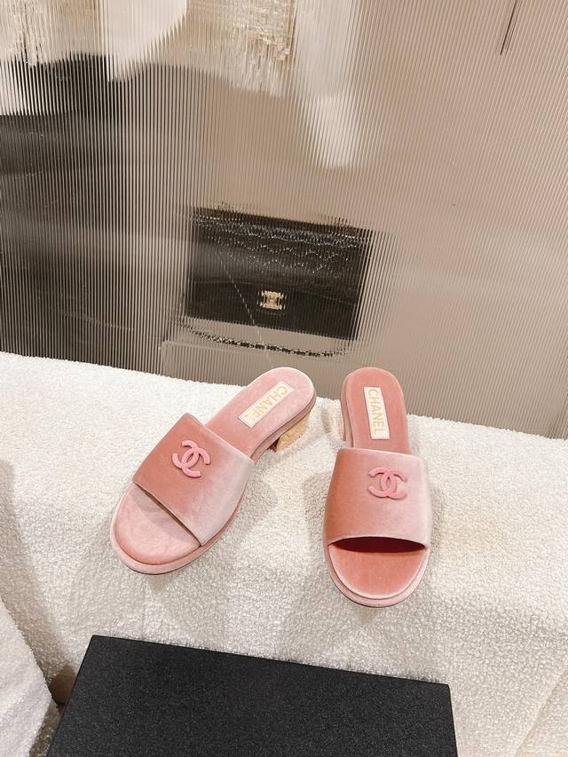 高品质 Chanel 小香2024 夏款一字拖 羊皮面，简约香奈儿logo设计，电镀5㎝鞋跟 真皮大底 ，轻松驾驭，不挑穿着。 码数：5-9 40，41定制