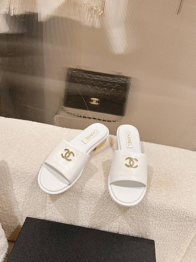 高品质 Chanel 小香2024 夏款一字拖 羊皮面，简约香奈儿logo设计，电镀5㎝鞋跟 真皮大底 ，轻松驾驭，不挑穿着。 码数：5-9 40，41定制