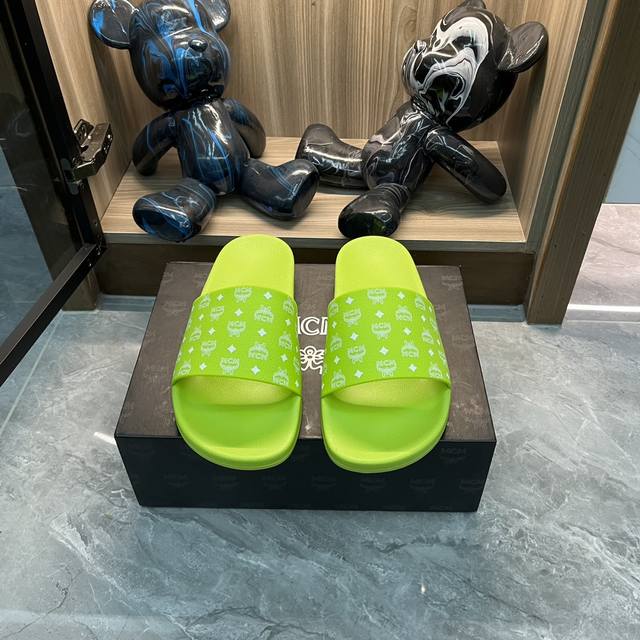 Mcm 一字拖最新爆款时尚拖鞋官网原版1:1开模原单品质，鞋面 Tpu材质 3D打印 做工精细纯手工制作，彰显低调奢华高端大气，精巧细腻沉着稳重，穿着舒适，百搭