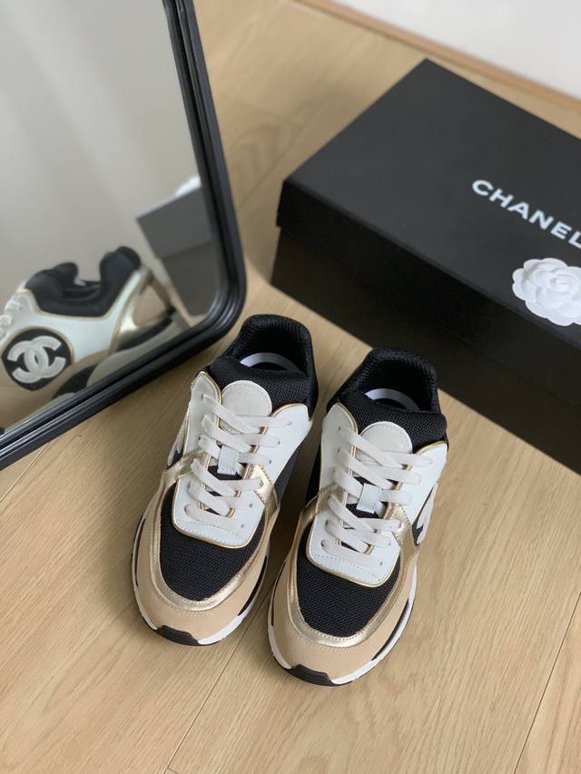 布面 皮面 Chanel 23K新款熊猫运动鞋 复古感拉满，羊皮材质，柔软透气。 高品质原版亮光大底 Size:35–40