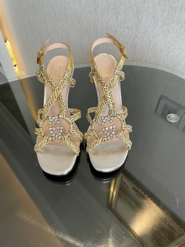 Gucci 23夏季新款水晶缀饰编织凉鞋 超重工打造的一款时尚单品 G家这款 “Isa” 凉鞋以袢带构成精致笼形，令双足显得更为精致。镶水晶的金色双 “G” 交
