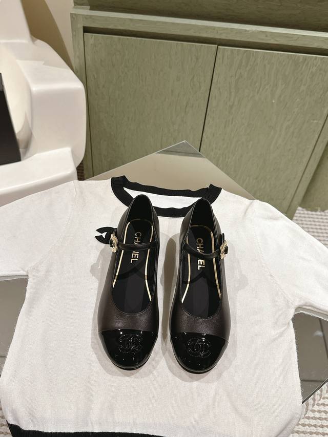 Chane 小香最新玛丽珍洋气上新 完全原版一比一复刻打造 版型超级正 最新时尚的设计 火遍全网的单鞋，上脚又酷又时髦 独特设计最为抢眼吸晴 上脚还很好的修饰腿
