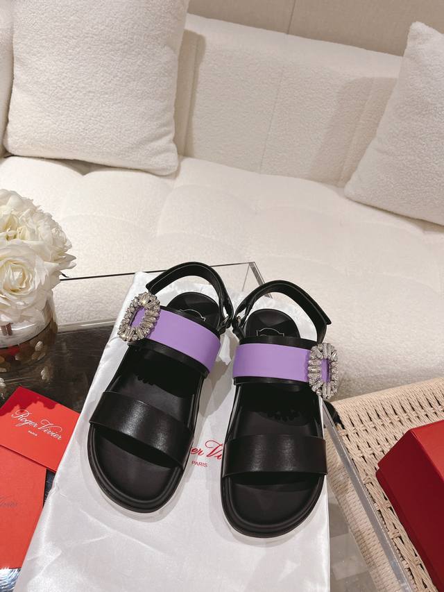 Roger Vivier 春夏沙滩时尚双扣拖鞋 经典融入到血液里的一款双排钻扣拖鞋，百搭时尚和谐相处，炫耀不同的场合。一直是专柜的断货王！ 码数：35-39 4