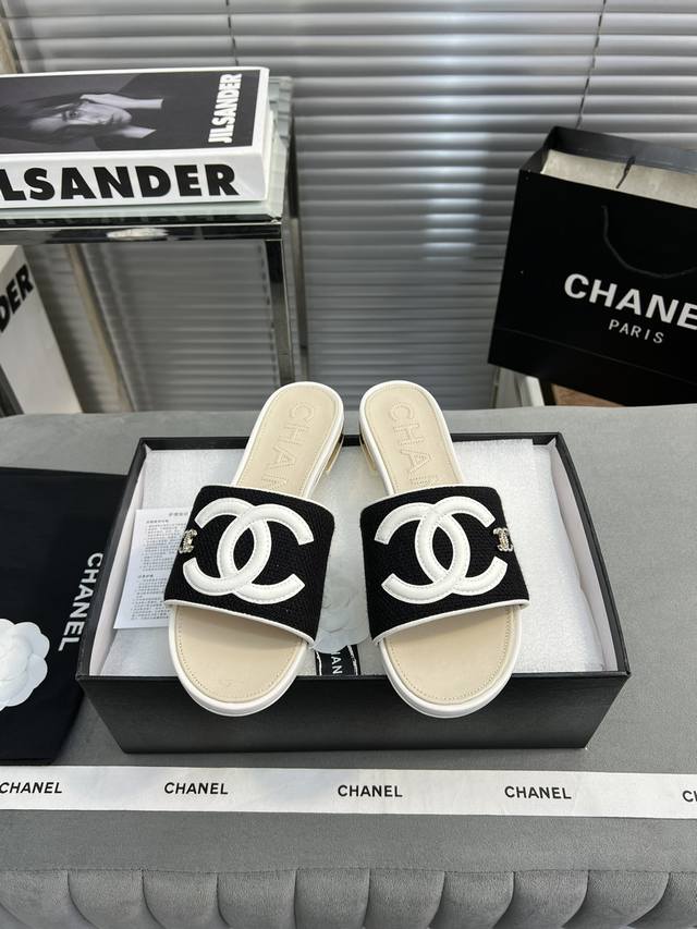 出厂 Chanel新款大双c懒人平底拖鞋 夏天必须人手一双 每个色系都很显白 经典大双c设计加上金属logo 上脚就是洋气不拖沓 鞋面定制原版特殊布料 内里踮脚