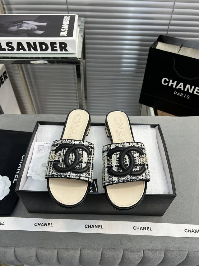 出厂 Chanel新款大双c懒人平底拖鞋 夏天必须人手一双 每个色系都很显白 经典大双c设计加上金属logo 上脚就是洋气不拖沓 鞋面定制原版特殊布料 内里踮脚