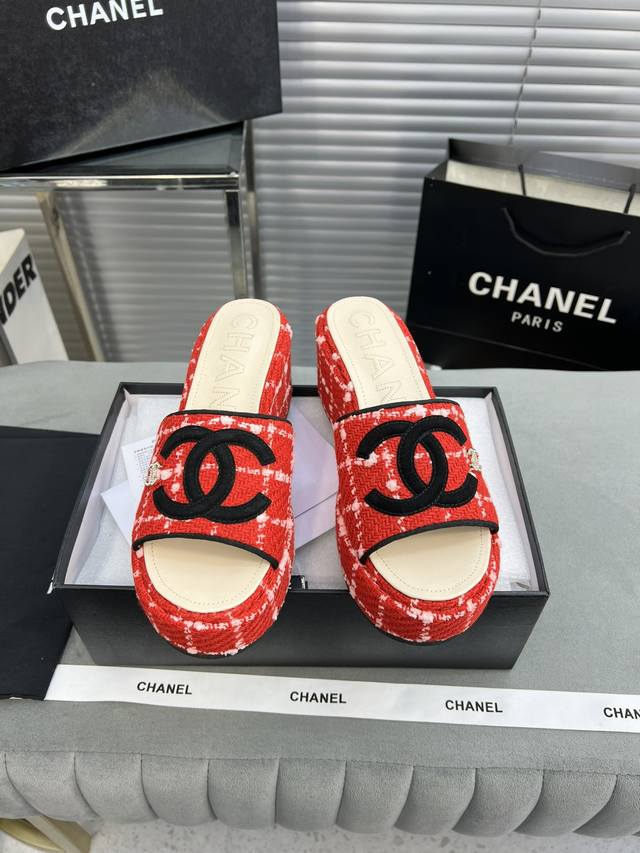 出厂 Chanel新品大双c懒人厚底拖鞋 夏天必须人手一双 每个色系都很显白 经典大双c设计 上脚就是洋气不拖沓 脚感是软糯糯的就像踩在面包上贼舒服 鞋面定制原