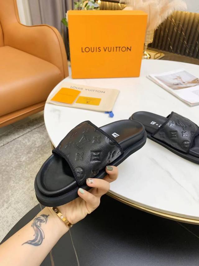 Louis Vuitton 路易威登221 2021春夏最新爆款魔术贴系列 情侣款厚底拖鞋 代购级别稀品上新 此款是明星大网红的最爱 简约大气的一款凉鞋 一眼就