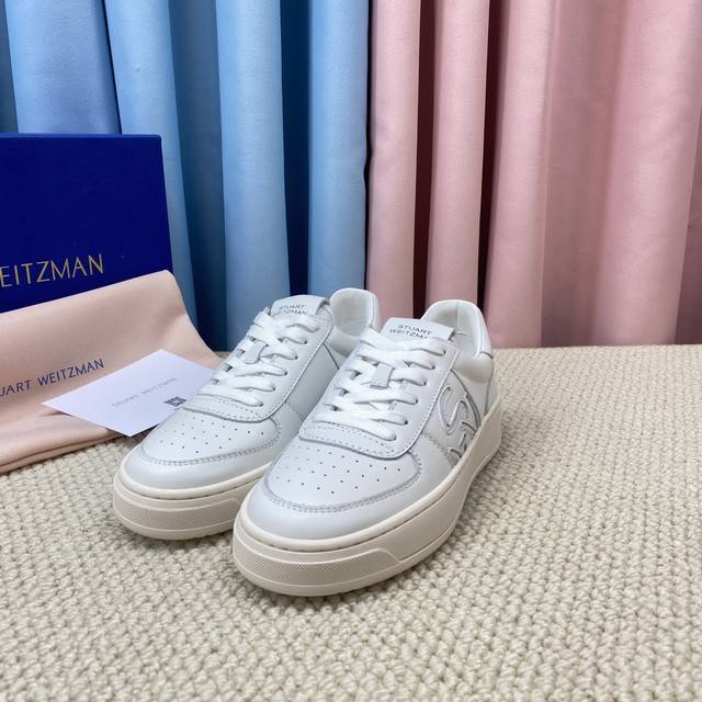 顶级版本 G090休闲鞋stuart Weitzman高版本sw低帮休闲运动鞋华丽焕新经典系带款小白鞋，全新上线 恩缇韦曼专门为女性量身打造定制鞋楦，致力于为每