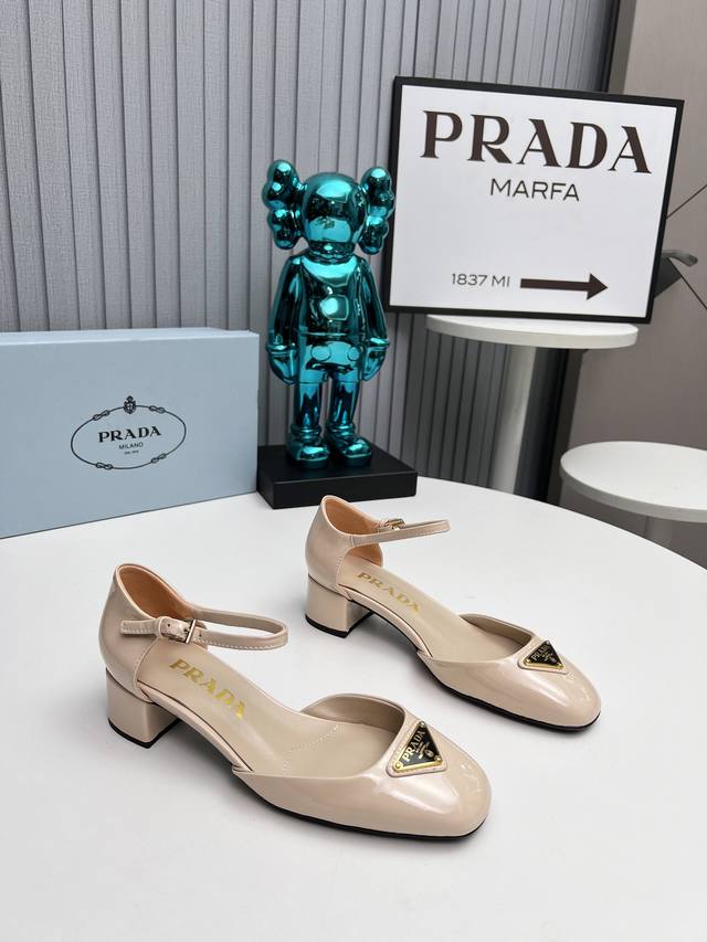 出厂 2024 Sss重磅推出普拉达最新长短靴，凉鞋单鞋，细跟，后空，粗跟系列 Prada早春t台走秀网红同款＂造梦不夜城＂，Prada能在重要场合上用得上了，