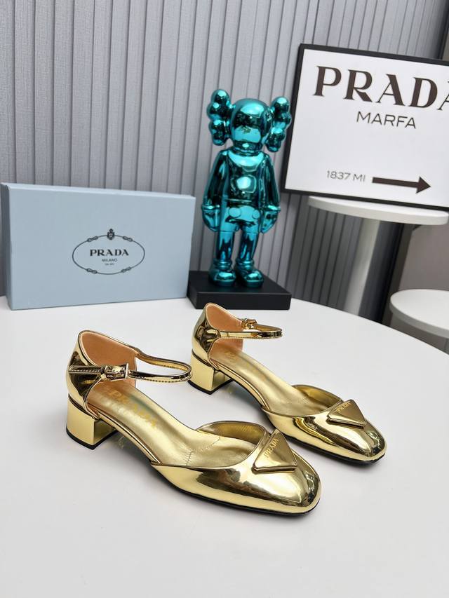 出厂 2024 Sss重磅推出普拉达最新长短靴，凉鞋单鞋，细跟，后空，粗跟系列 Prada早春t台走秀网红同款＂造梦不夜城＂，Prada能在重要场合上用得上了，