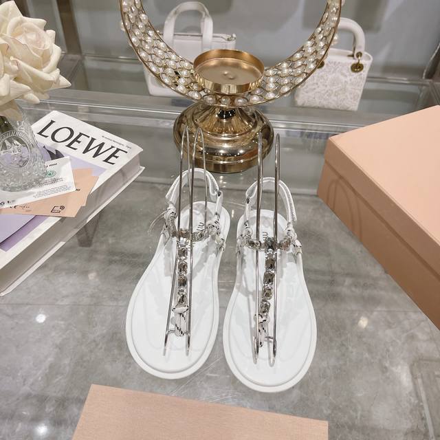 出厂 顶级版本 Miumiu*缪缪 24夏季新品，全球最火夹趾凉鞋， 出现在各大时装杂志封面 各路明星、小红书博主着用～搭配长裙、热裤的不二选择，闭眼入都是不会