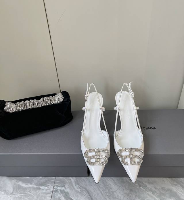 巴黎世家balenciaga 最新尖头水钻扣高跟款 将时髦发挥到极致的 巴黎世家尖头凉鞋巴黎世家的鞋子绝对开了挂 每一双都想去入 因为真的每一对都自带时髦感 整