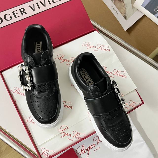 顶级版本： Roger Vivier 最新款very Vivier系列 水钻 方扣 休闲 运动鞋 原版购入开发 做货 新款运动鞋以外底的花朵图案呈现新意，以圈圈