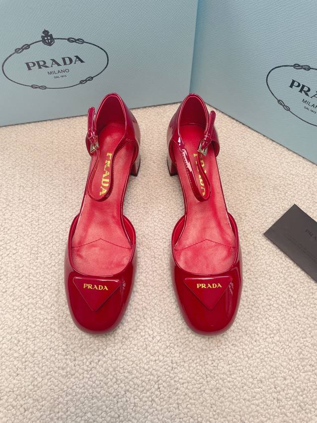 Prada 2024春夏新款系列玛丽珍高跟鞋 玛丽珍的款式这几年非常火 面料采用特供进口漆皮，鞋头三角标加上品牌logo 整双鞋就是非常显质感，有型不软塌，光泽