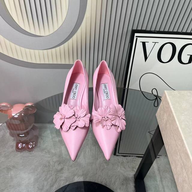 J*Immy C*Hoo 24Vs春夏最新爆款单鞋系列 尖头花朵单鞋 吉*米周是一个非常全面之尊贵时尚生活品牌， 香港,美国等大时尚博主及明星的同款表带女士高跟