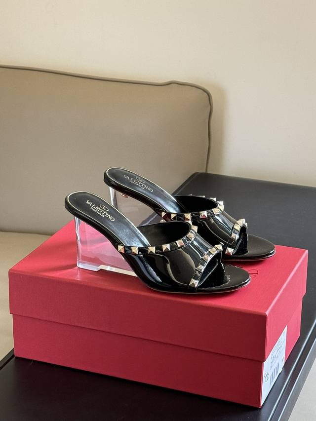 Valentino Ss24 New Arrival～ V家 2024春夏水晶跟拖鞋 太仙女♀了吧，全树脂透明鞋跟 搭配经典铆钉，闭眼入的决绝子单品 鞋底意大利