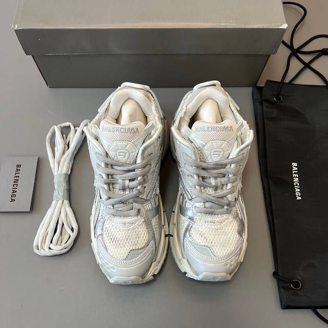 纯原balenciaga 巴黎世家-Runner、是通过溢胶、做旧、缝线等细节，展示了设计师 Demna 的运动鞋风格，用一双 旧鞋 传递复古感，后侧板、翘起的